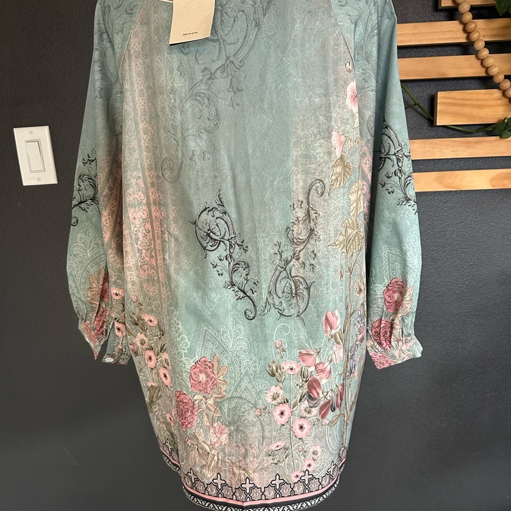 Flamingals Floral Button-Up Blouse - Picture 4 of 6